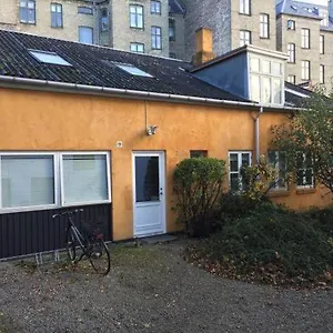 In Quiet Yellow Courtyard Gæstehus